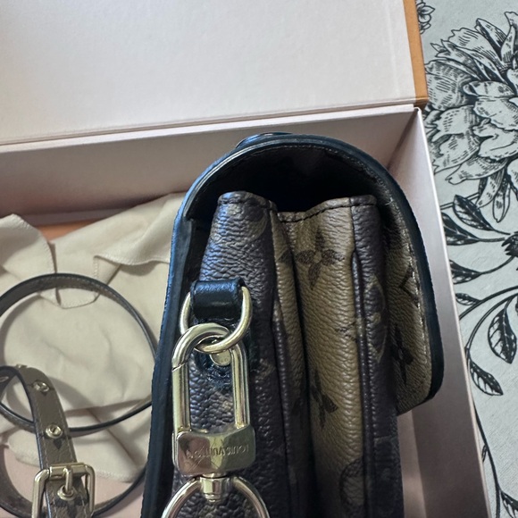 LV Pochette Métis in Reverse monogram - Picture 13 of 14